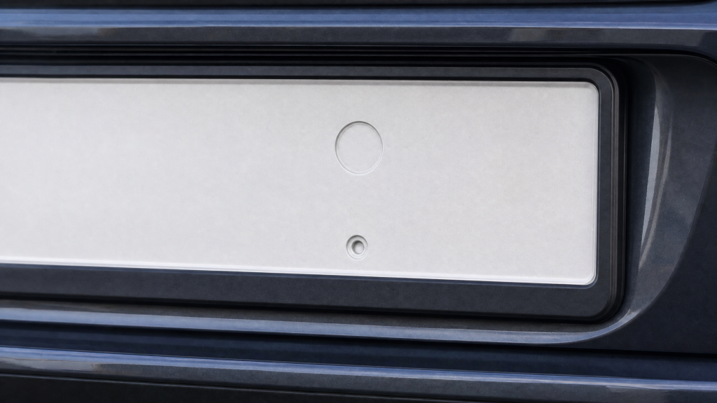 Leere Kennzeichenhalterung an einem Auto ohne TÜV