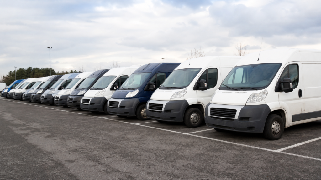 Reihe gebrauchter Transporter auf einem Parkplatz